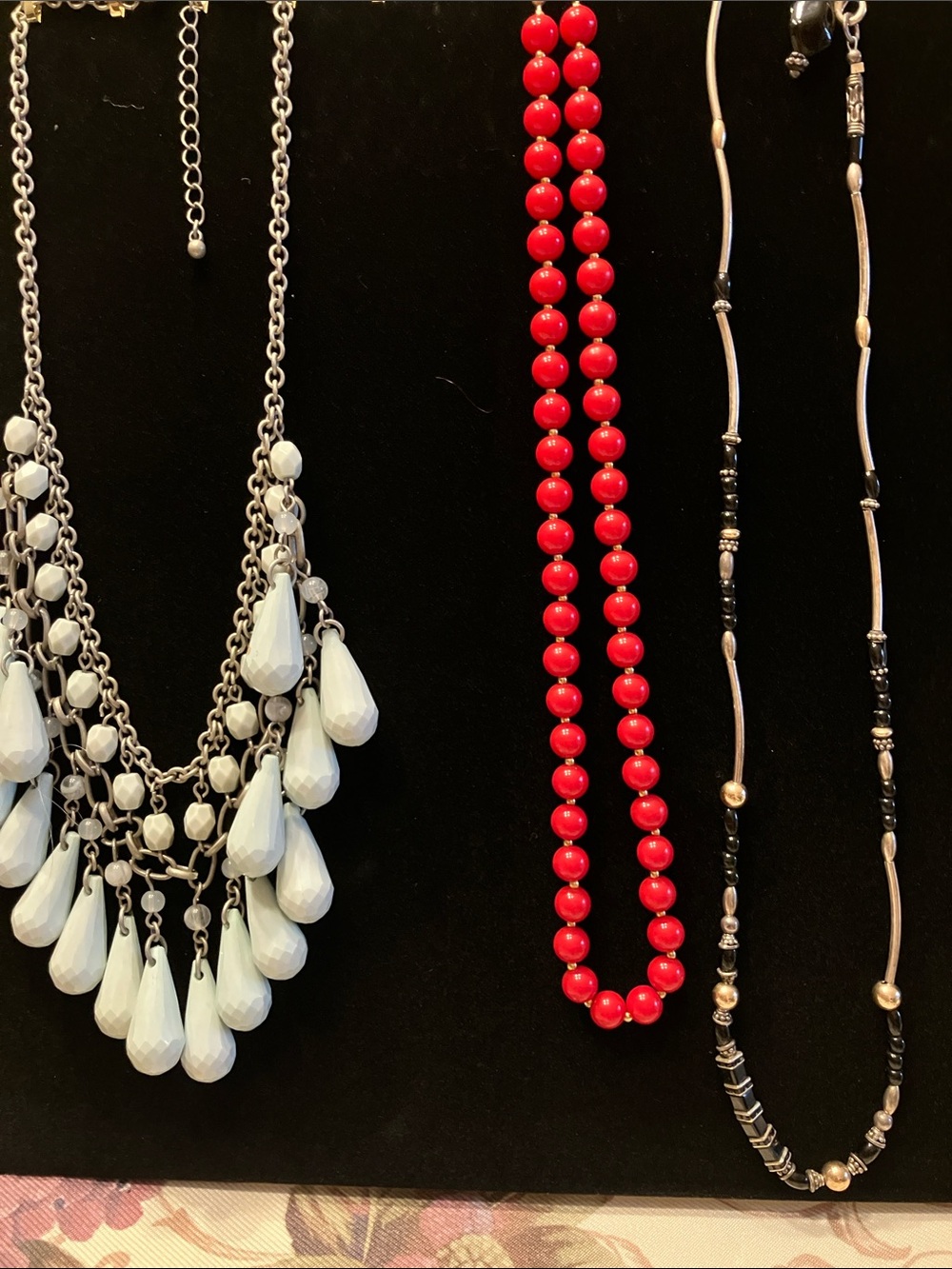 BUNDLE SALE 7 NECKLACES AND 2 PAIRS OF PIERCED EARRINGS. - Picture 4 of 13